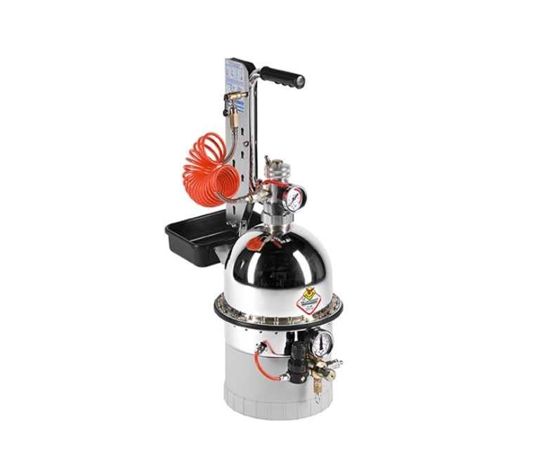 Brake and clutch bleeding device without plugs